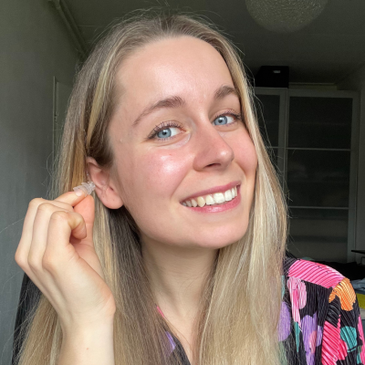 blondynka wkładająca zatyczki do uszu Bollsen Music SoundPRO